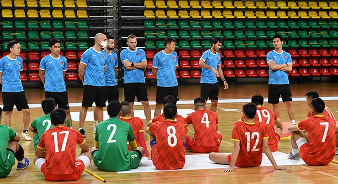 BHL họp rút kinh nghiệm cho các cầu thủ sau trận đấu với ĐT futsal Brazil