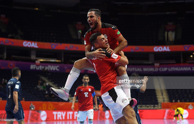 Niềm vui của cầu thủ Ai Cập sau trận thắng đầu tiên ở bảng B