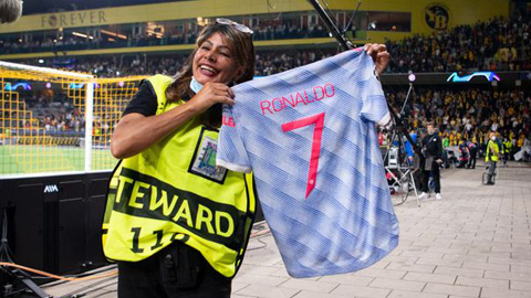 Ronaldo tặng áo cho nữ nhân viên bị mình sút bóng trúng mặt