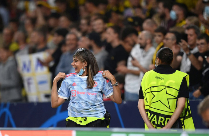 Sau trận đấu Ronaldo đã tặng chiếc áo số 7 cho nữ nhân viên