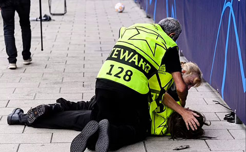 Một nữ nhân viên của sân bị đau sau cú sút của Ronaldo