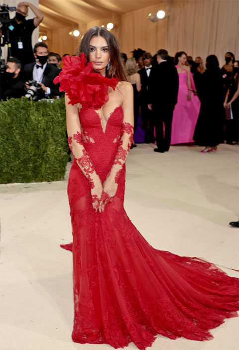 Emily Ratajkowski lôi cuốn với chiếc váy quây lụa màu đỏ thẫm kết hợp với một chiếc khăn choàng cổ tạo hình bông hoa