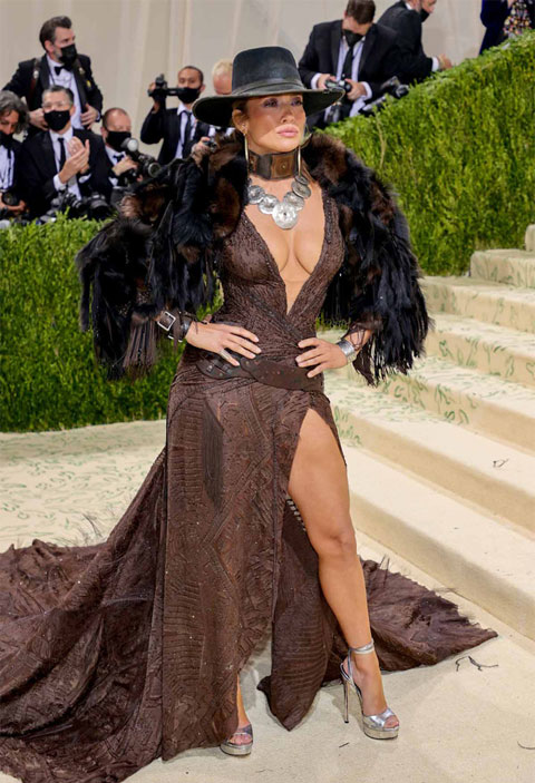 Nữ ca sĩ Jennifer Lopez rạng rỡ trong chiếc váy có cổ khoét sâu, kết hợp với chiếc mũ cao bồi