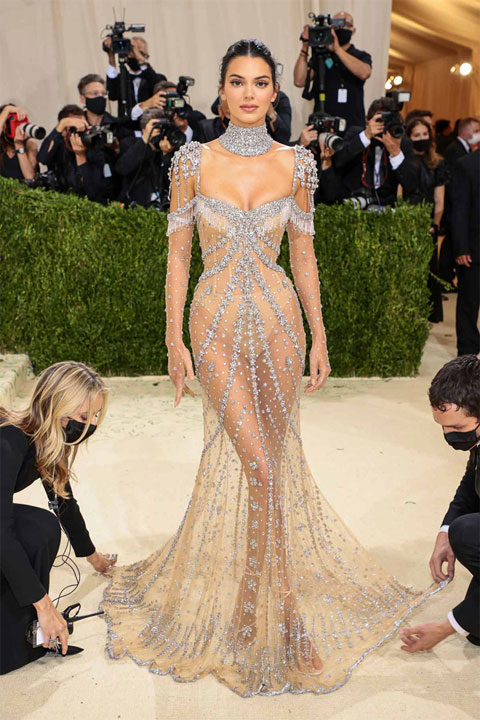 Người mẫu Kendall Jenner lấp lánh trong chiếc váy phong cách xuyên thấu thời thượng được tô điểm bởi những viên kim cương óng ánh