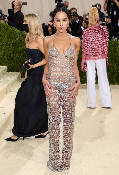 Nữ diễn viên, ca sĩ, người mẫu Zoe Kravitz cũng chọn chiếc váy lưới “xuyên thấu”
