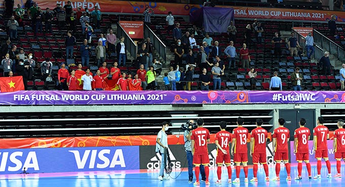 Trận ra quân, ĐT futsal Việt Nam nhận được sự cổ vũ của khán giả Việt Nam trên sân Klaipeda Arena