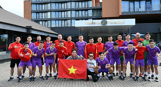 Sát giờ bóng lăn càng có nhiều CĐV Việt Nam đến cổ vũ cho đội tuyển