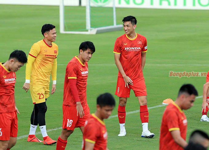 Chiều ngày 16/9, đội tuyển Việt Nam có buổi tập đầu tiên hướng đến 2 lượt trận tiếp theo của vòng loại thứ 3 World Cup 2022 gặp Trung Quốc (7/10) và Oman (12/10) 