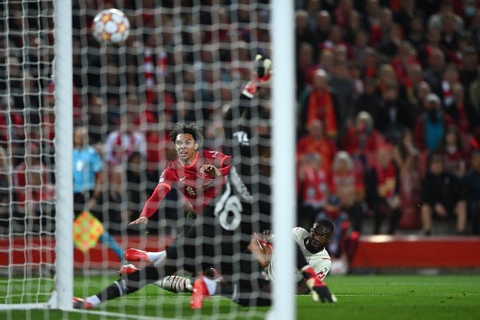 Trent ghi bàn mở tỷ số cho Liverpool ở trận gặp Milan