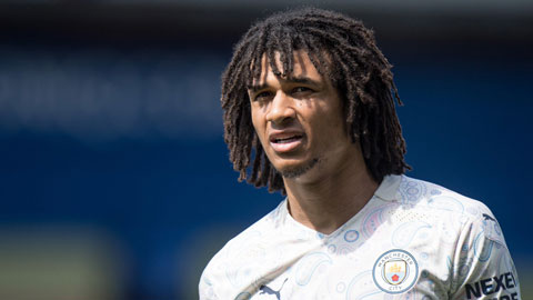 Nathan Ake nhận tin buồn khi trận đấu của Man City đang diễn ra