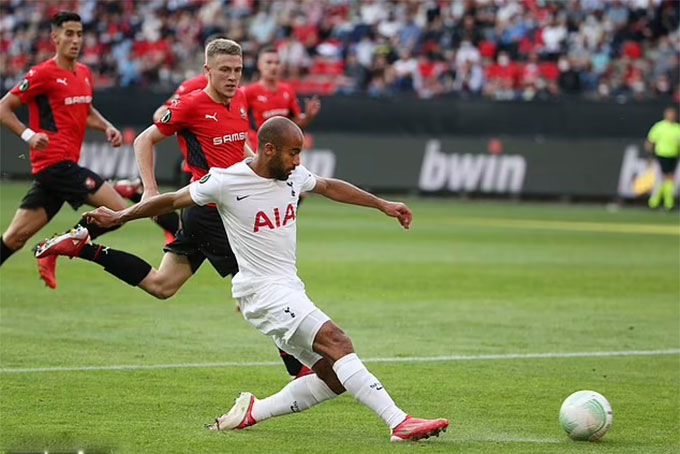 Moura buộc đối phương đốt lưới nhà trong trận Rennes vs Tottenham