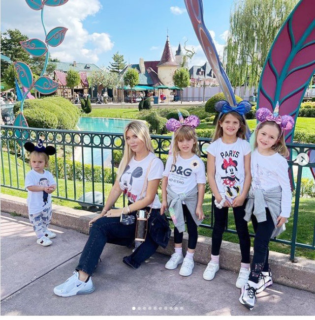 Wanda cùng các con đi chơi Disneyland Paris
