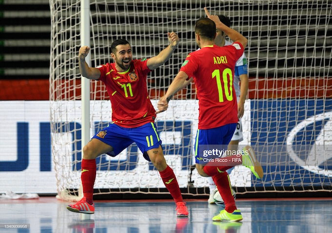 Niềm vui của các tuyển thủ Tây Ban Nha trước trận thắng đầy nhọc nhằn