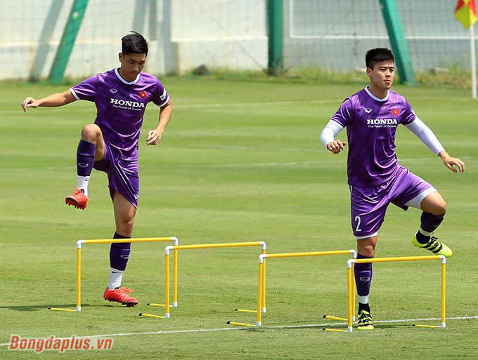 Trưa qua, ĐT Việt Nam đẫ có buổi tập luyện dưới trời nắng gắt. Thử thách đối với các cầu thủ không đến từ thời tiết mà đến từ yêu cầu của HLV Park Hang Seo trong các nội dung củng cố về thể lực. 