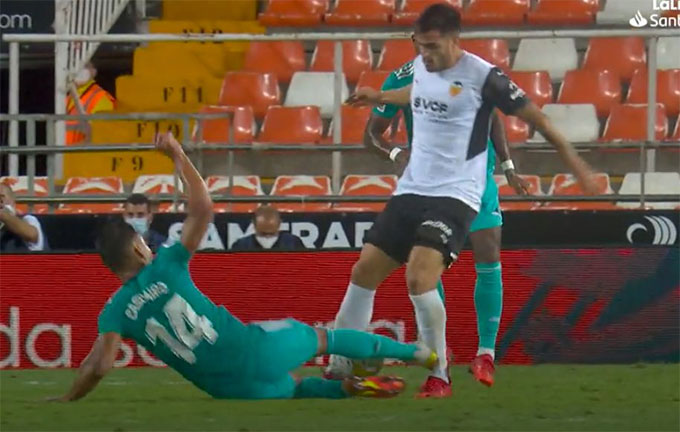 Casemiro vào bóng tho bạo với cầu thủ Valencia