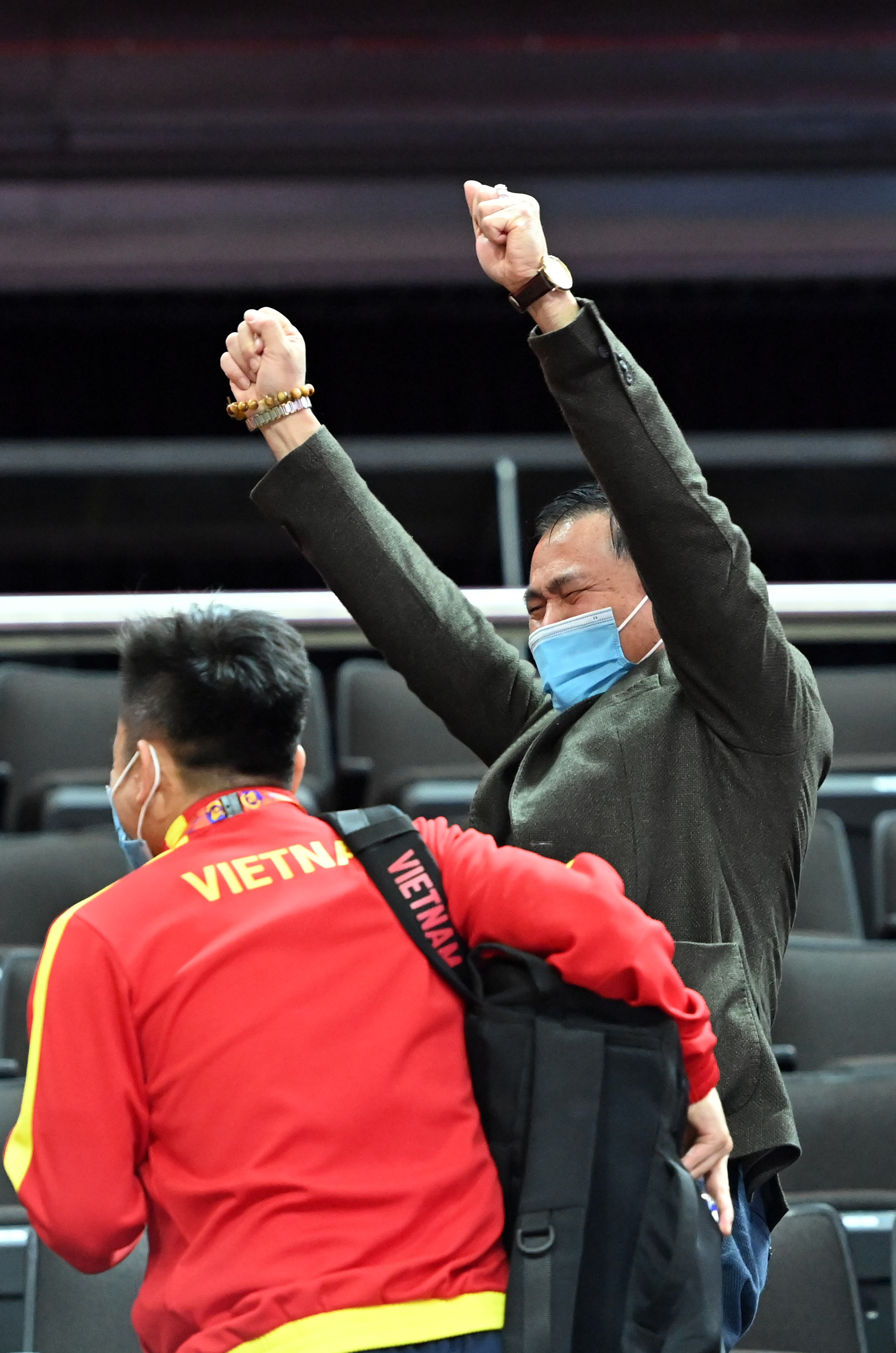 Niềm vui của Trưởng đoàn Trần Anh Tú sau khi ĐT futsal Việt Nam lần thứ 2 vào vòng 1/8 FIFA futsal World Cup - Ảnh: Quang Thắng 
