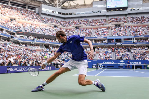 Daniil Medvedev thắng Novak Djokovic sau ba set 6–4, 6–4, 6–4 ở chung kết US Open 2021