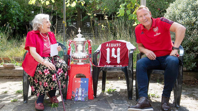 Maria Petri cùng Ray Parlour ăn mừng chức vô địch FA Cup thứ 14 của Arsenal