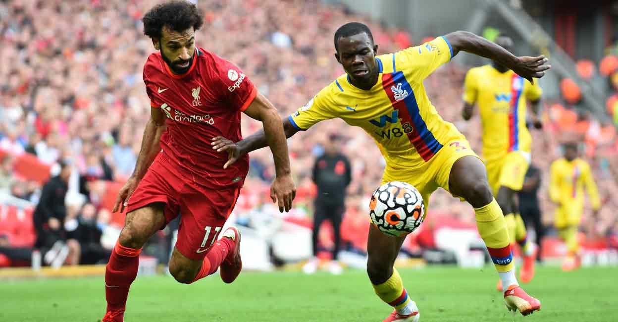 Hậu vệ Mitchell của Palace đã có một ngày vất vả với Salah