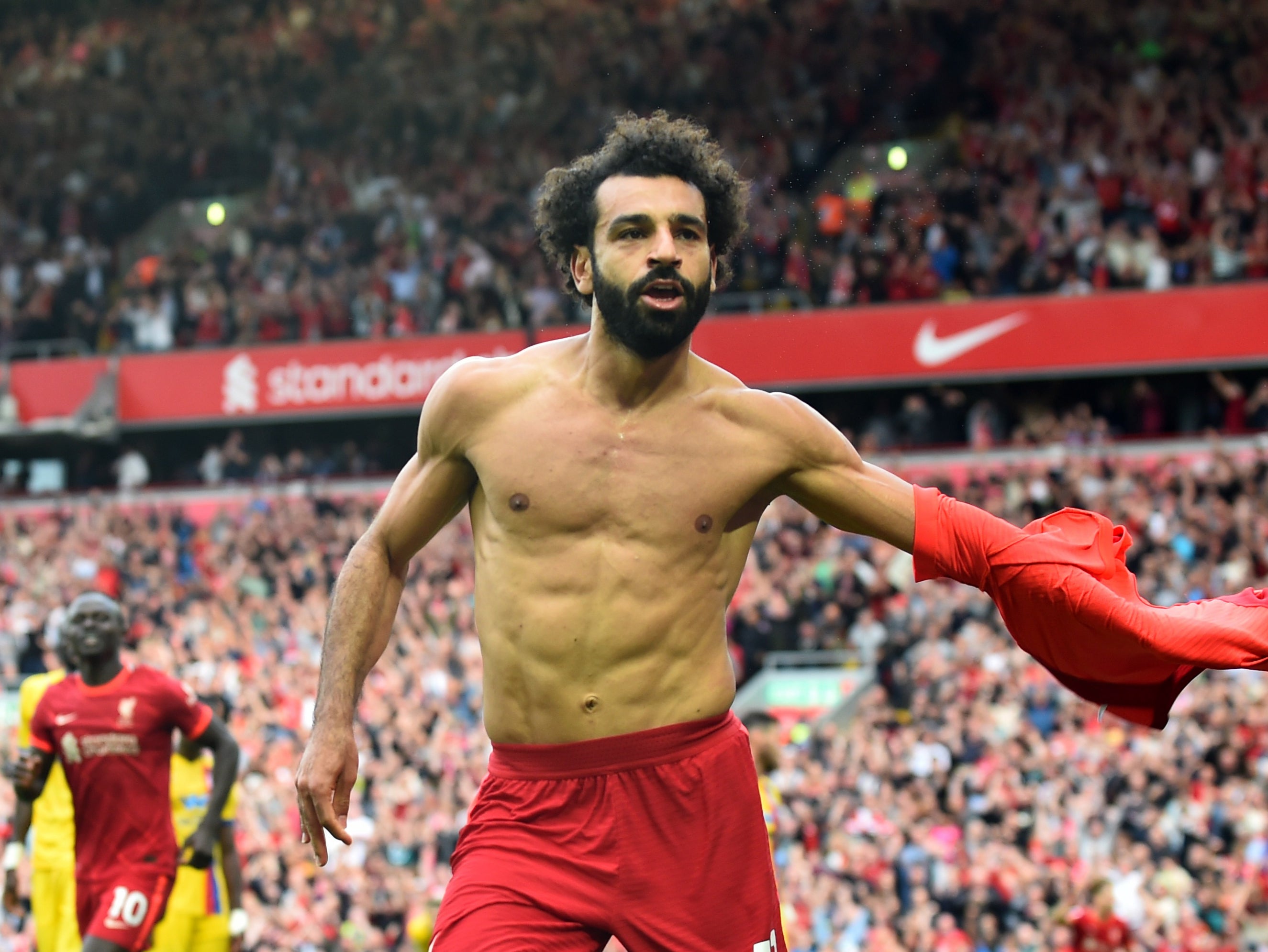 Salah cởi áo ăn mừng và phải nhận thẻ vàng
