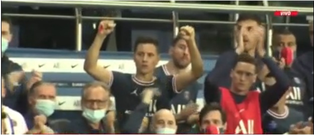 Messi đứng lên vỗ tay ăn mừng bàn thắng của Icardi