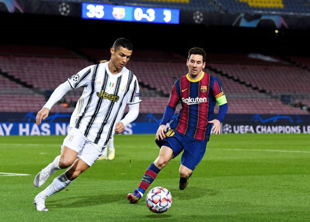 Chú thích ảnh: Ronaldo (trái) vượt qua Messi để trở thành cầu thủ có thu nhập cao nhất hành tinh