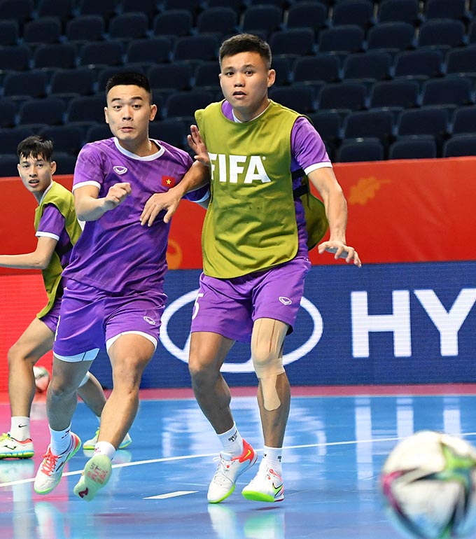 Các cầu thủ ĐT futsal Việt Nam đang có trạng thái hưng phấn sau khi giành vé vào vòng 1/8