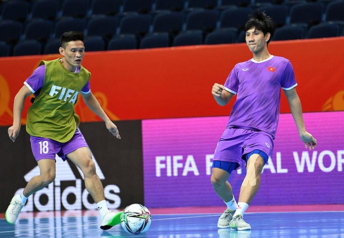 Các cầu thủ Việt Nam rèn kỹ các bài phối hợp nhuyễn để hi vọng tạo bất ngờ trước ứng viên vô địch Nga