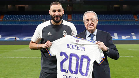 Karim Benzema nhận áo vinh danh ghi 200 bàn tại La Liga từ chủ tịch Florentino Perez