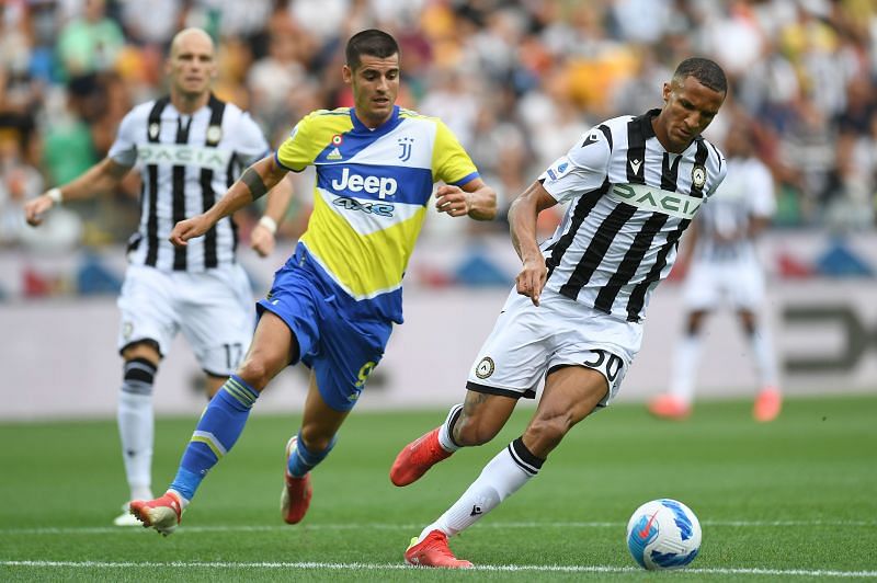 Cách phòng ngự chắc của Udinese (áo sọc) thường ít gây ra phạt góc