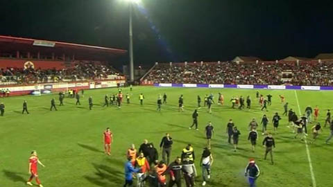 Các CĐV Velez Mostar tràn xuống sân để phản đối tổ trọng tài vì cho rằng họ đã bị đội khách mua chuộc