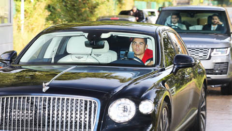 Ronaldo lái siêu xe, có 2 vệ sỹ theo kèm khi đến sân tập của Man United