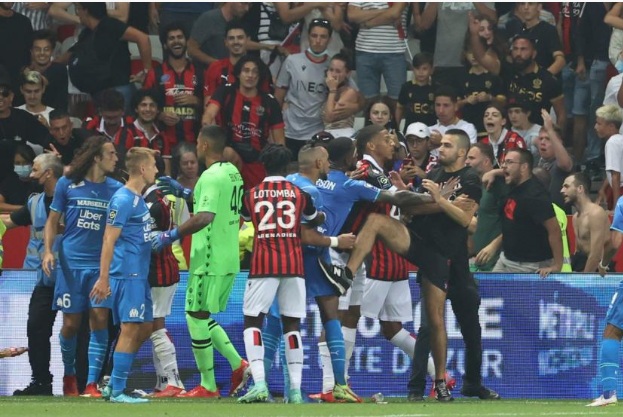 CĐV Nice lao xuống tấn công cầu thủ Marseille