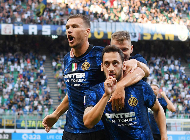 Dzeko (trái) đang là chân sút số một của Inter với 4 bàn thắng