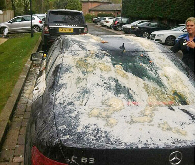 Chiếc Mercedes C63 của Michale Owen đã bị “trang trí” bột mì và trứng thối.