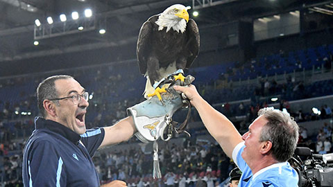 Lazio vs Roma: Sarri mang đại bàng vào sân ăn mừng, Mourinho nổi cáu với phóng viên