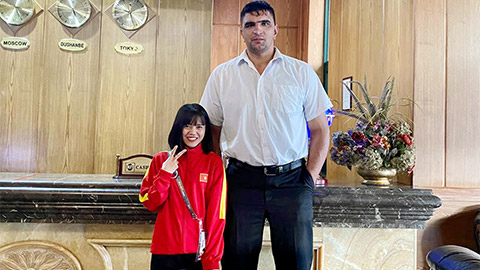 Nữ tuyển thủ Hoàng Quỳnh choáng váng khi đứng bên ‘người khổng lồ’ cao 2m2