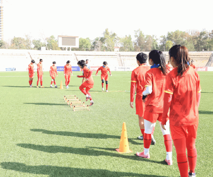 Thầy trò HLV Mai Đức Chung tích cực chuyển bị cho trận đấu với đội chủ nhà Tajikistan.