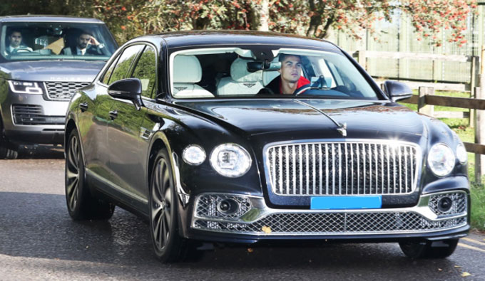 Bentley Flying Spur - Mới nhất, Ronaldo bổ sung chiếc Bentley Flying Spur trị giá 250.000 bảng vào bộ sưu tập siêu xe cực khủng của mình, trị giá tổng cộng 17 triệu bảng. Tiền đạo người Bồ Đào Nha đã lái chiếc xế hộp này tới trung tâm huấn luyện Carrington của Man United thời gian qua.