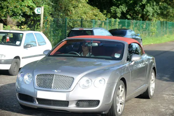 Bentley Continental GT - 151.000 bảng. Đây là mẫu xe được Ronaldo mua trong giai đoạn đầu khoác áo Man United.