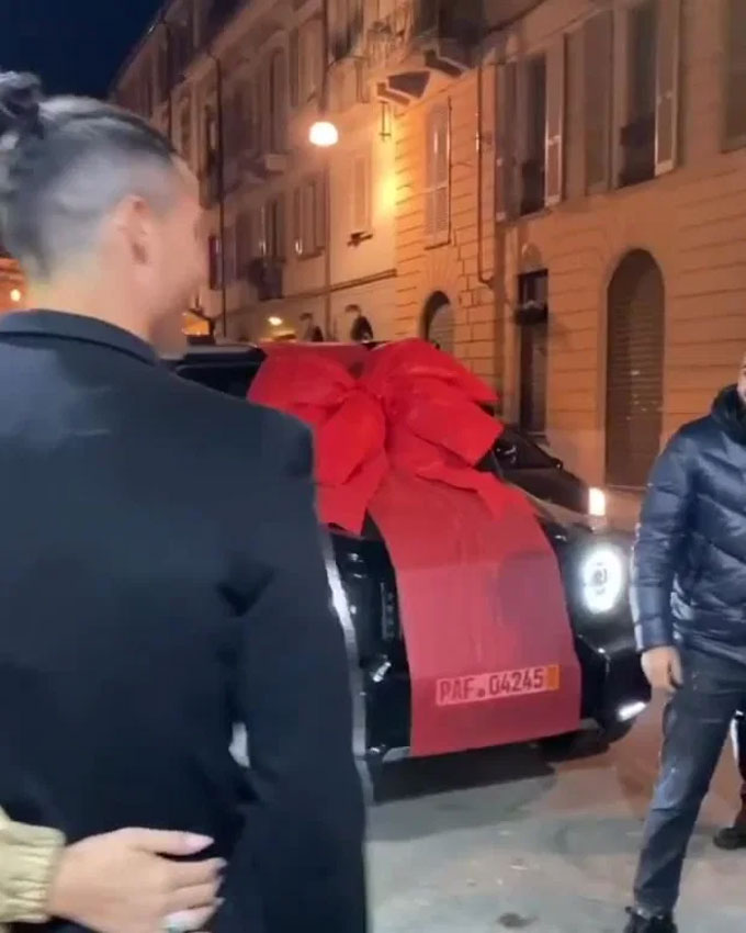 Mercedes G-Wagon Brabus - 600.000 bảng. Đây là chiếc xế hộp mà Ronaldo đã nhận từ bạn gái Georgina Rodriguez nhân sinh nhật tuổi 35. 