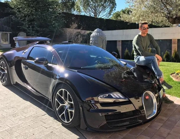 Bugatti Veyron - 1,7 triệu bảng. Chỉ có 450 chiếc Bugatti Veyron được bán ra trên toàn cầu và Ronaldo dĩ nhiên muốn mình là một trong những người sở hữu chiếc siêu xe này. CR7 sở hữu nó năm 2016, sau khi cùng tuyển Bồ Đào Nha vô địch EURO.