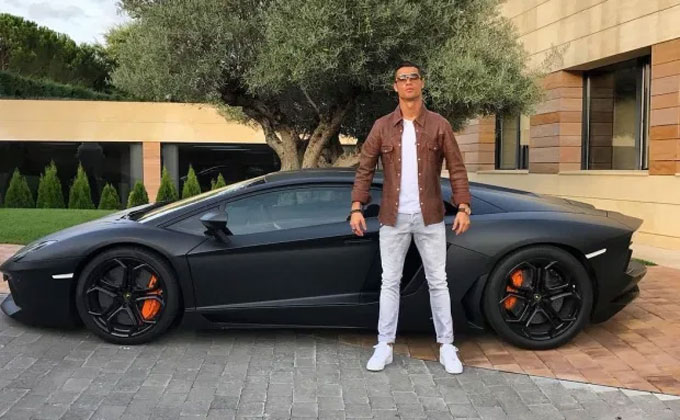 Lamborghini Aventador - 260.040 bảng. Đây là chiếc siêu xe được Ronaldo mua vào năm 2016.