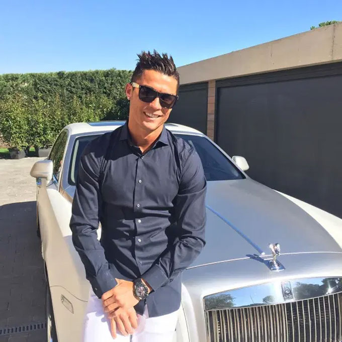 Rolls Royce Cullinan - 330.000 bảng. Năm ngoái, Ronaldo đã bổ sung chiếc Cullinan vào bộ sưu tập xe của mình. Điều đặc biệt, đây là chiếc SUV Rolls Royce duy nhất từng được sản xuất.