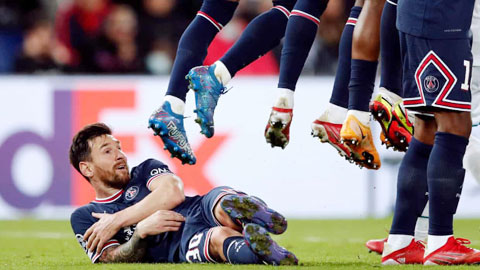 Rio Ferdinand bức xúc vì Messi phải nằm sân làm rào chắn