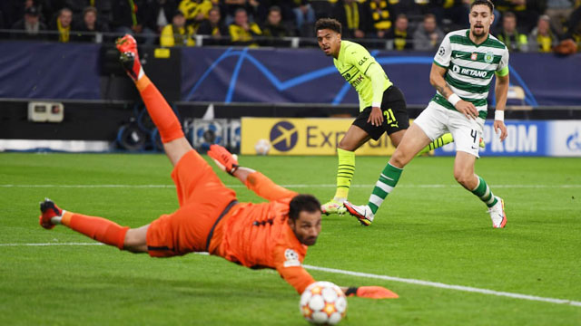 Pha dứt điểm gọn ghẽ của Malen mang về bàn mở tỉ số cho Dortmund
