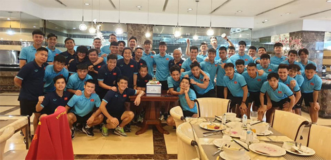 ĐT Việt Nam chúc mừng sinh nhật Duy Mạnh