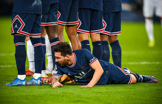 Hình ảnh Messi làm hàng rào cuối trận