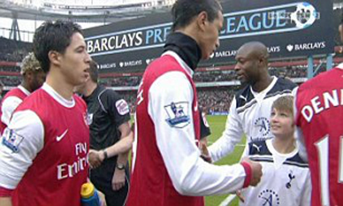 Nasri bị tố hỗn láo với Gallas và không thèm bắt tay anh trong trận đấu giữa Arsenal và Tottenham