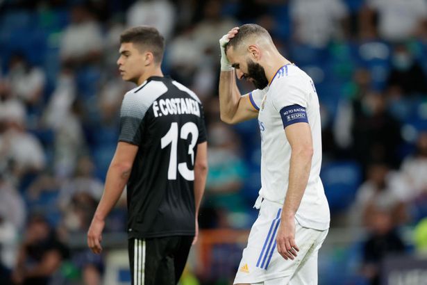 Bàn gỡ của Benzema không giúp Real thoát được trận thua sốc